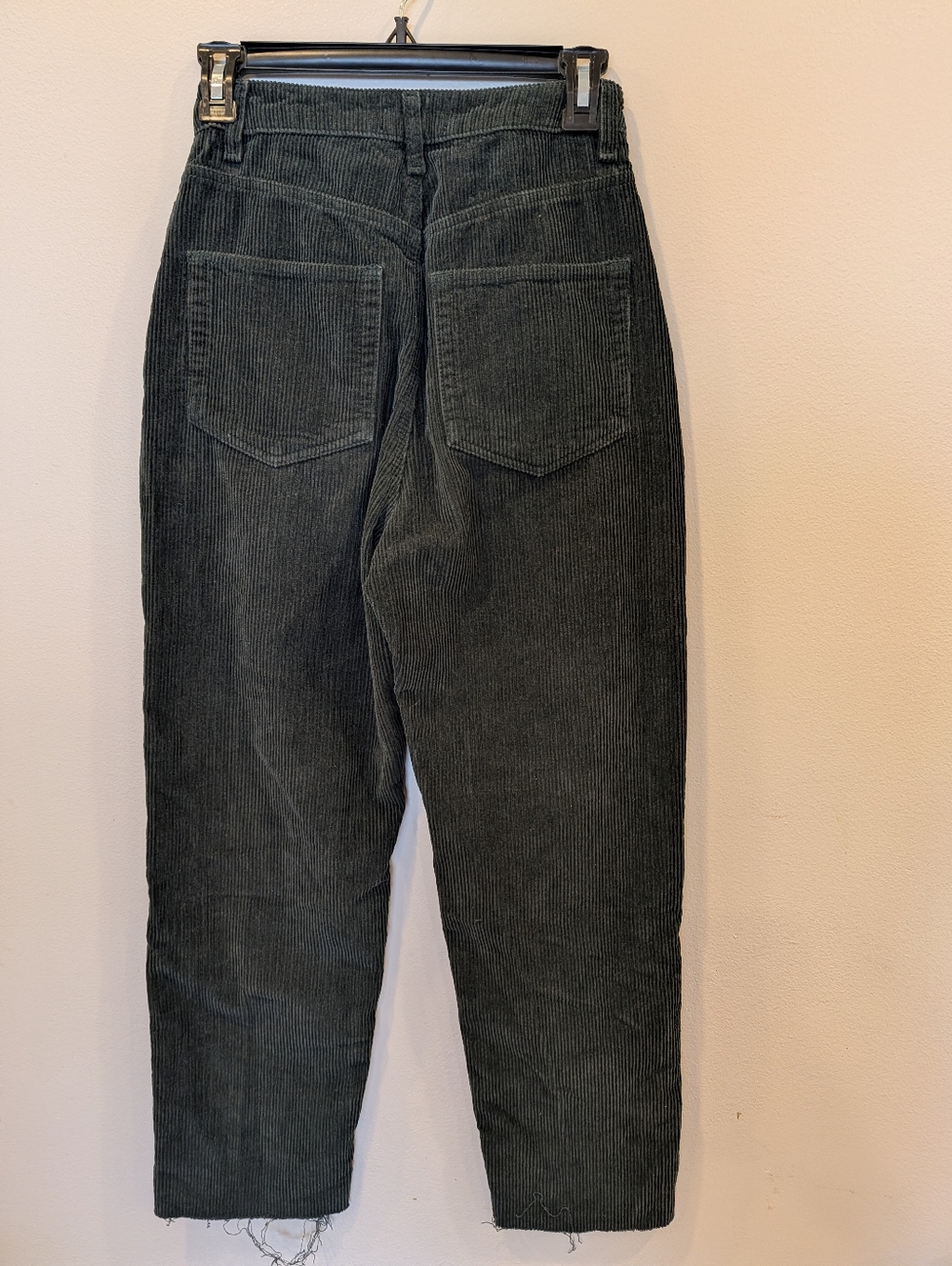 ASOS DESIGN Corduroy barrel leg trouser in Dark Green - Picture 3 of 8